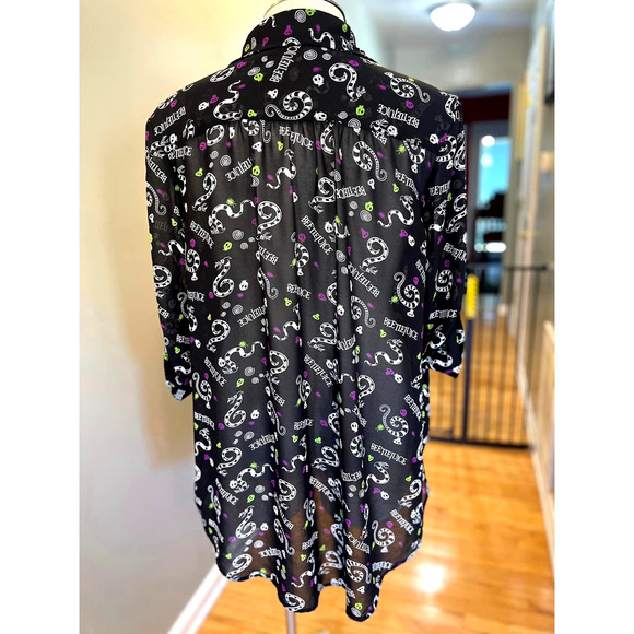 Torrid 00 (size 10) Beetlejuice Movie Sandworm Button Down‎ Chiffon Tunic Top - Picture 2 of 5